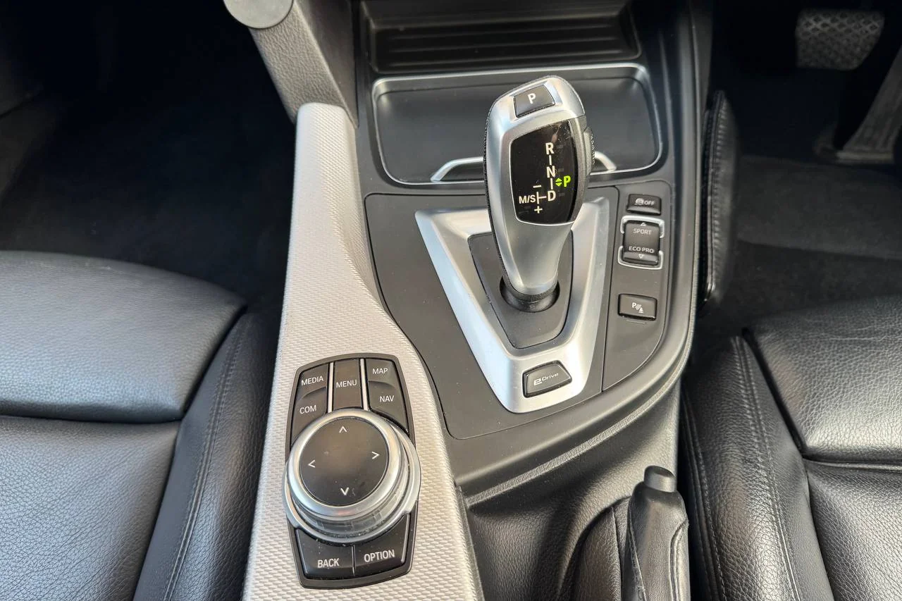 BMW 3 Series 330e 2018 gallery image 18