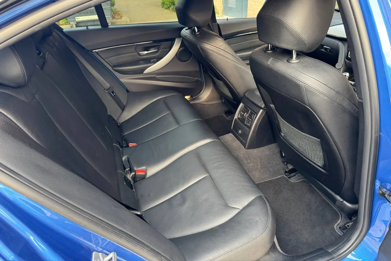 BMW 3 Series 330e 2018 gallery image 19