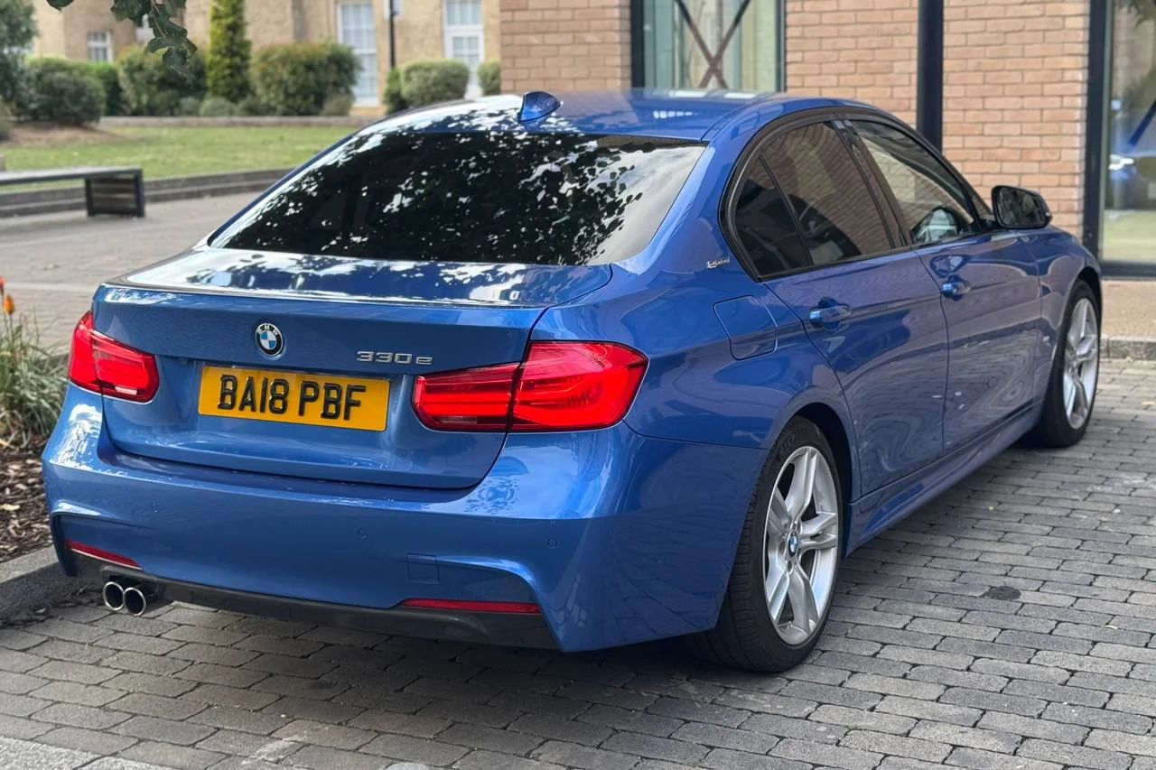 BMW 3 Series 330e 2018 gallery image 6