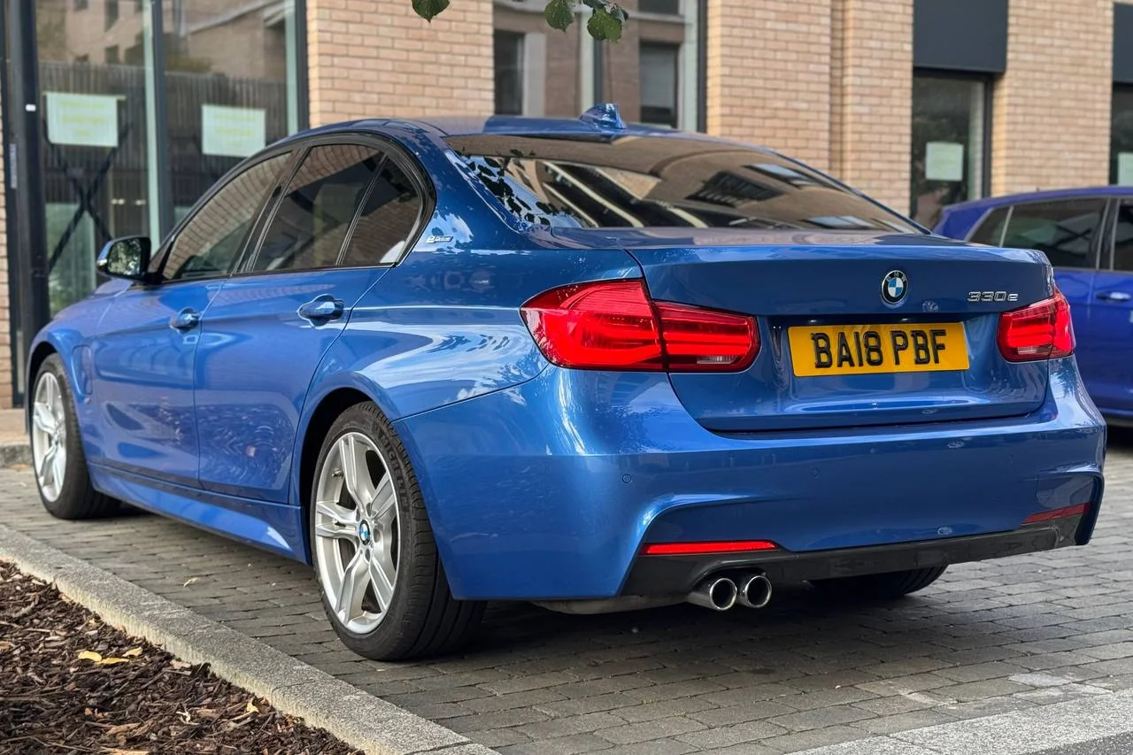 BMW 3 Series 330e 2018 gallery image 9