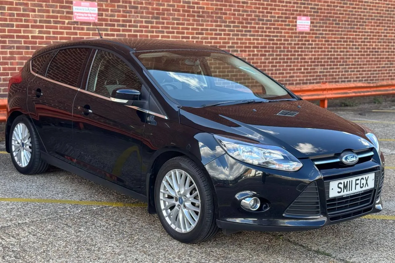 Ford Focus Zetec 2011 gallery image 1