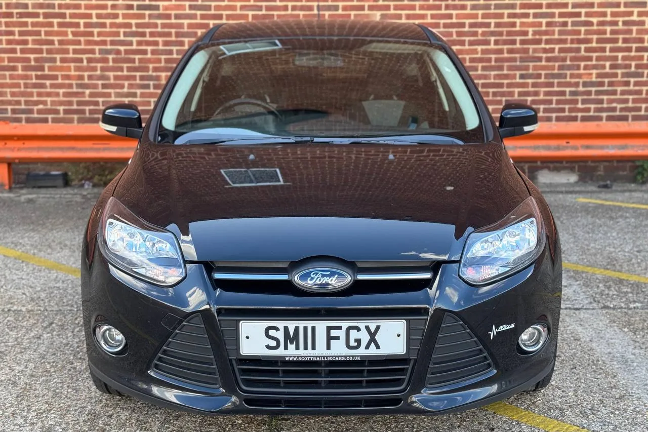 Ford Focus Zetec 2011 gallery image 2