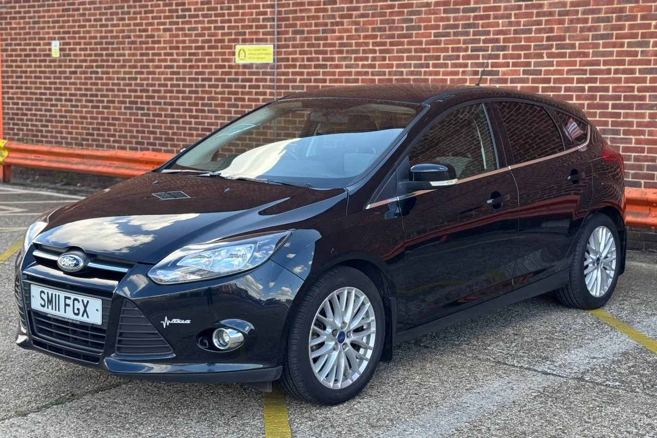 Ford Focus Zetec 2011 gallery image 3