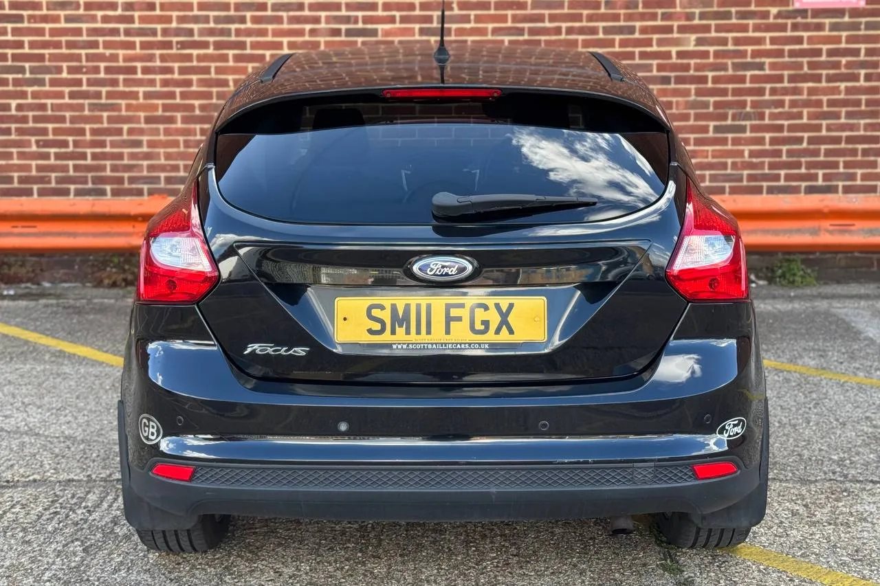 Ford Focus Zetec 2011 gallery image 5