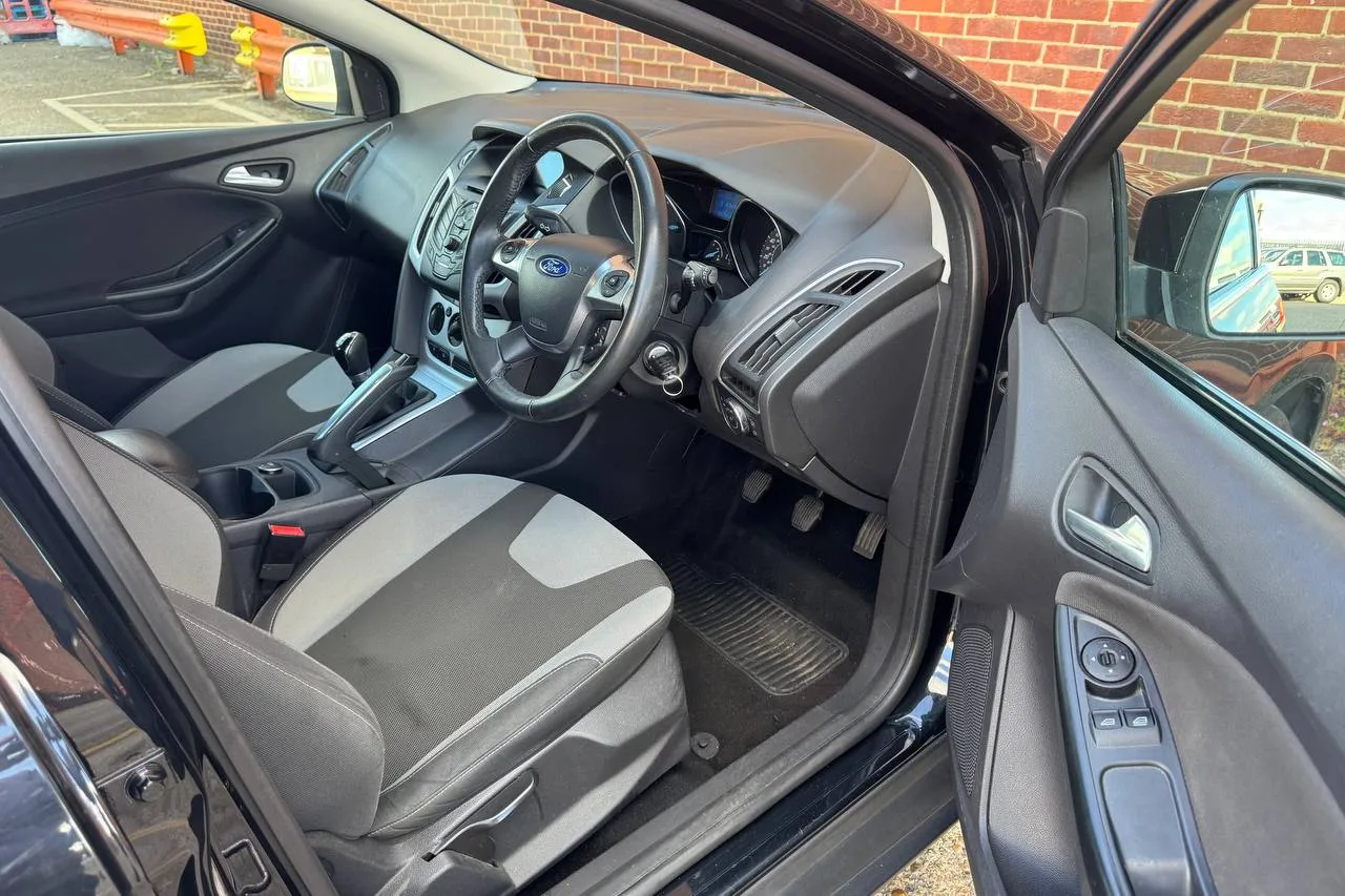 Ford Focus Zetec 2011 gallery image 7