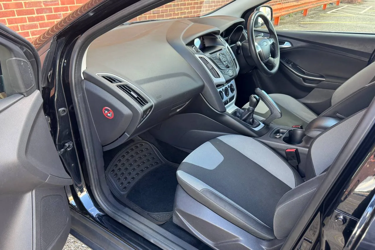 Ford Focus Zetec 2011 gallery image 8