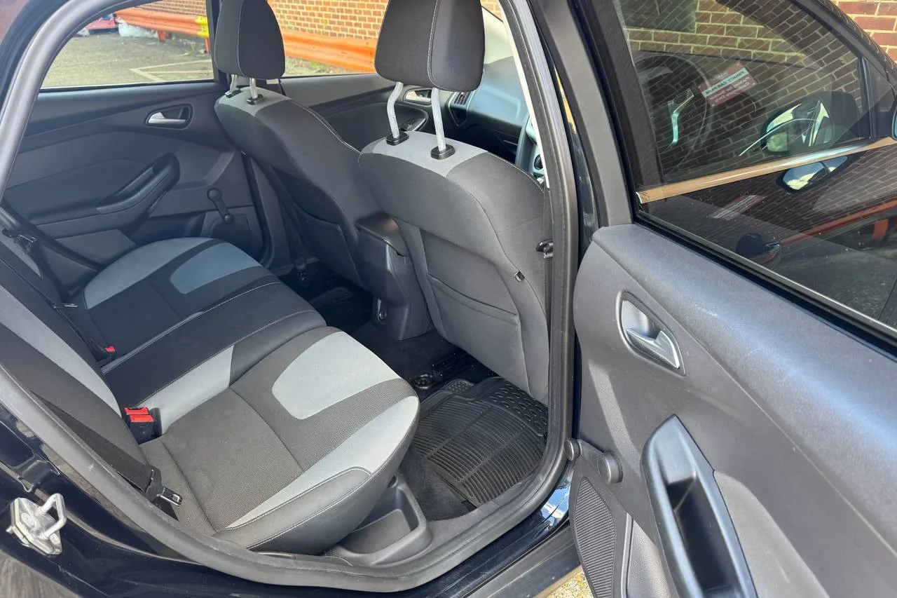 Ford Focus Zetec 2011 gallery image 9