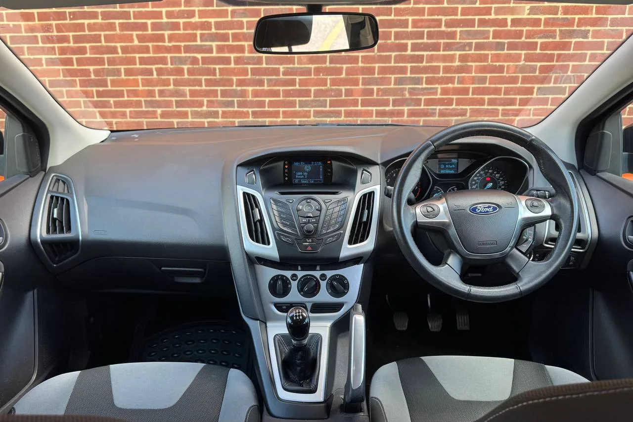 Thumbnail 10 for Ford Focus Zetec 2011