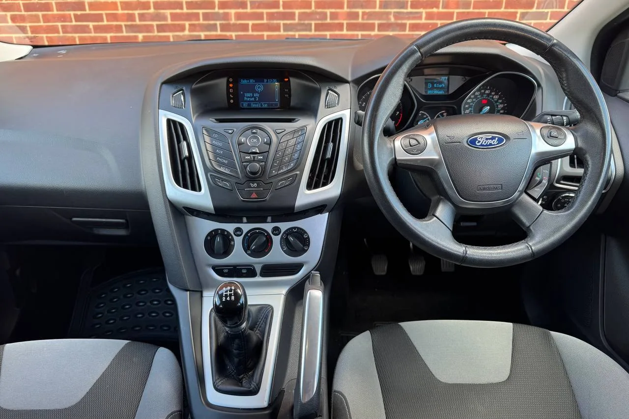Ford Focus Zetec 2011 gallery image 11