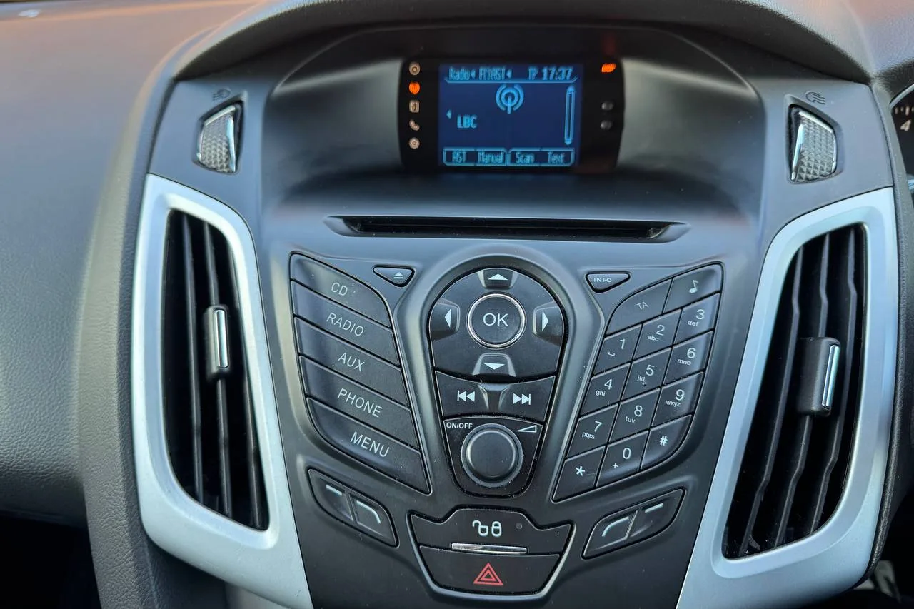 Ford Focus Zetec 2011 gallery image 12